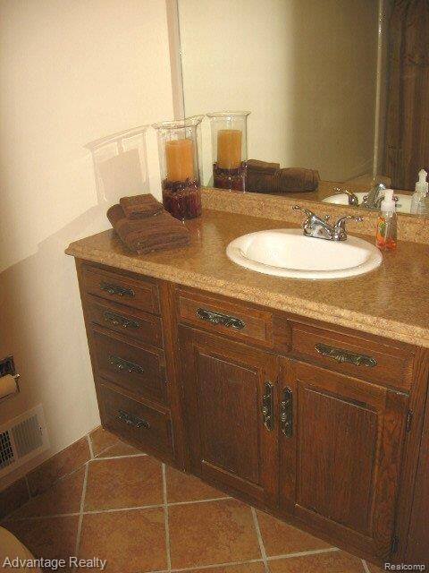 11470 Common Road Warren, MI 48093 - Photo 14 of 21 bath.JPG