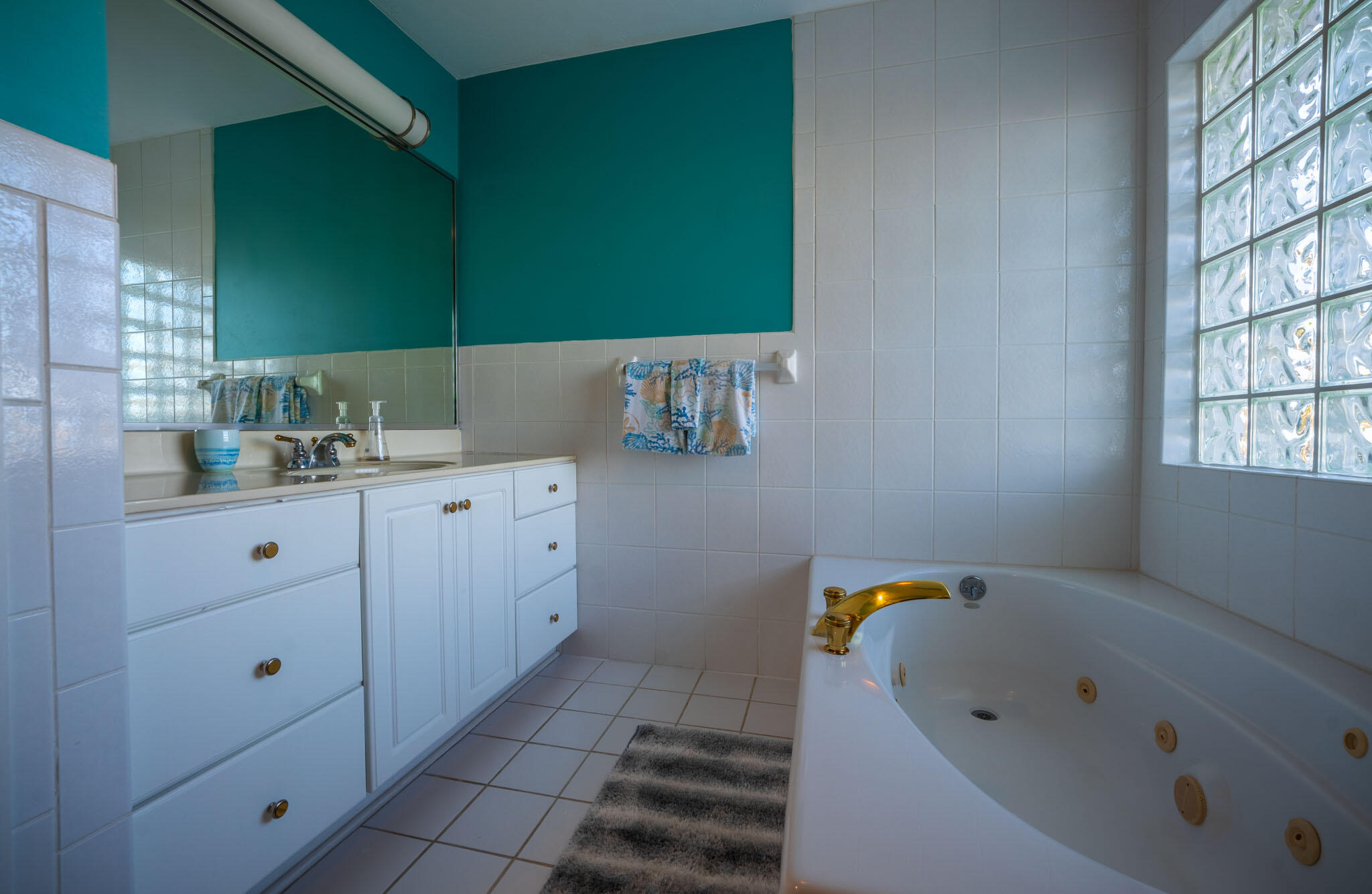 180 9th Street Key Colony Beach, FL 33051 - Photo 14 of 38 a bathroom with a bathtub sink and mirror