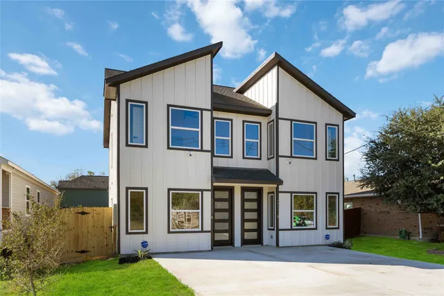 a view of a house with a yard and plants