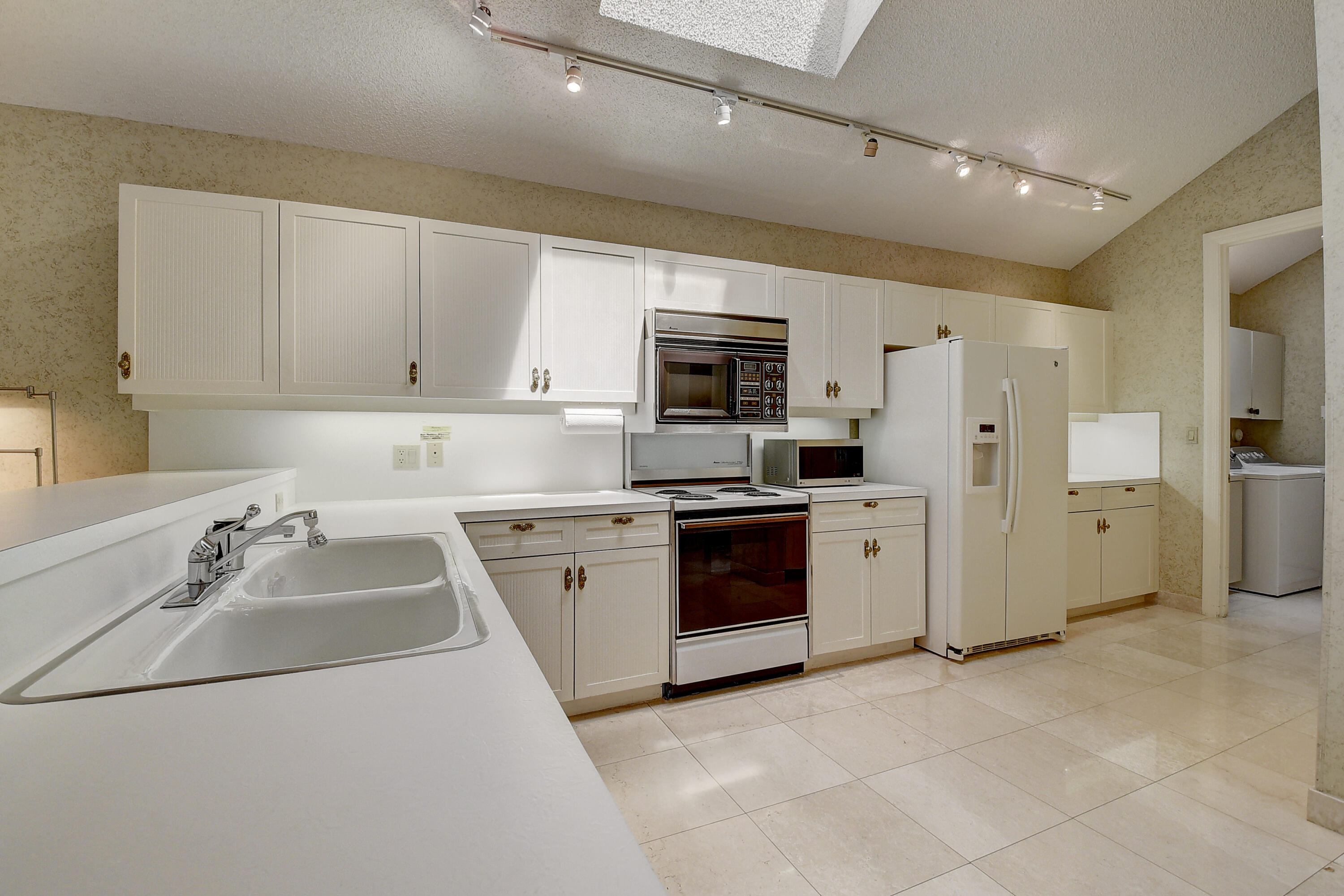 7544 Rexford Road Boca Raton, FL 33434 - Photo 16 of 105 2 (16)