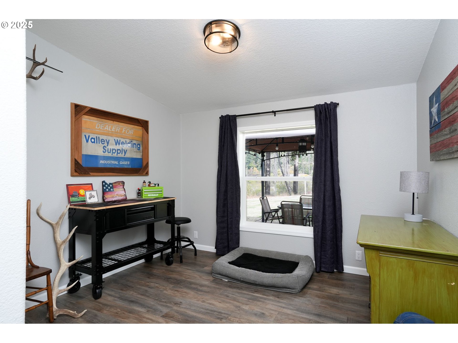 40219 North Dogwood Road Mill City, OR 97360 - Photo 29 of 47 a workspace with furniture and a window