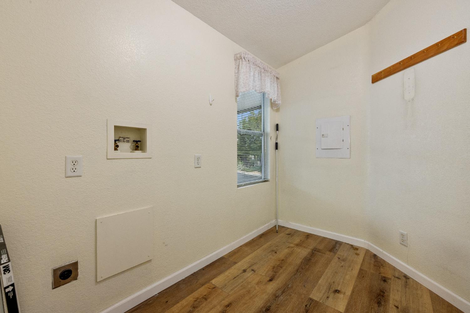 2621 Prescott Road, Unit 87 Modesto, CA 95350 - Photo 16 of 31 a view of small space with wooden floor