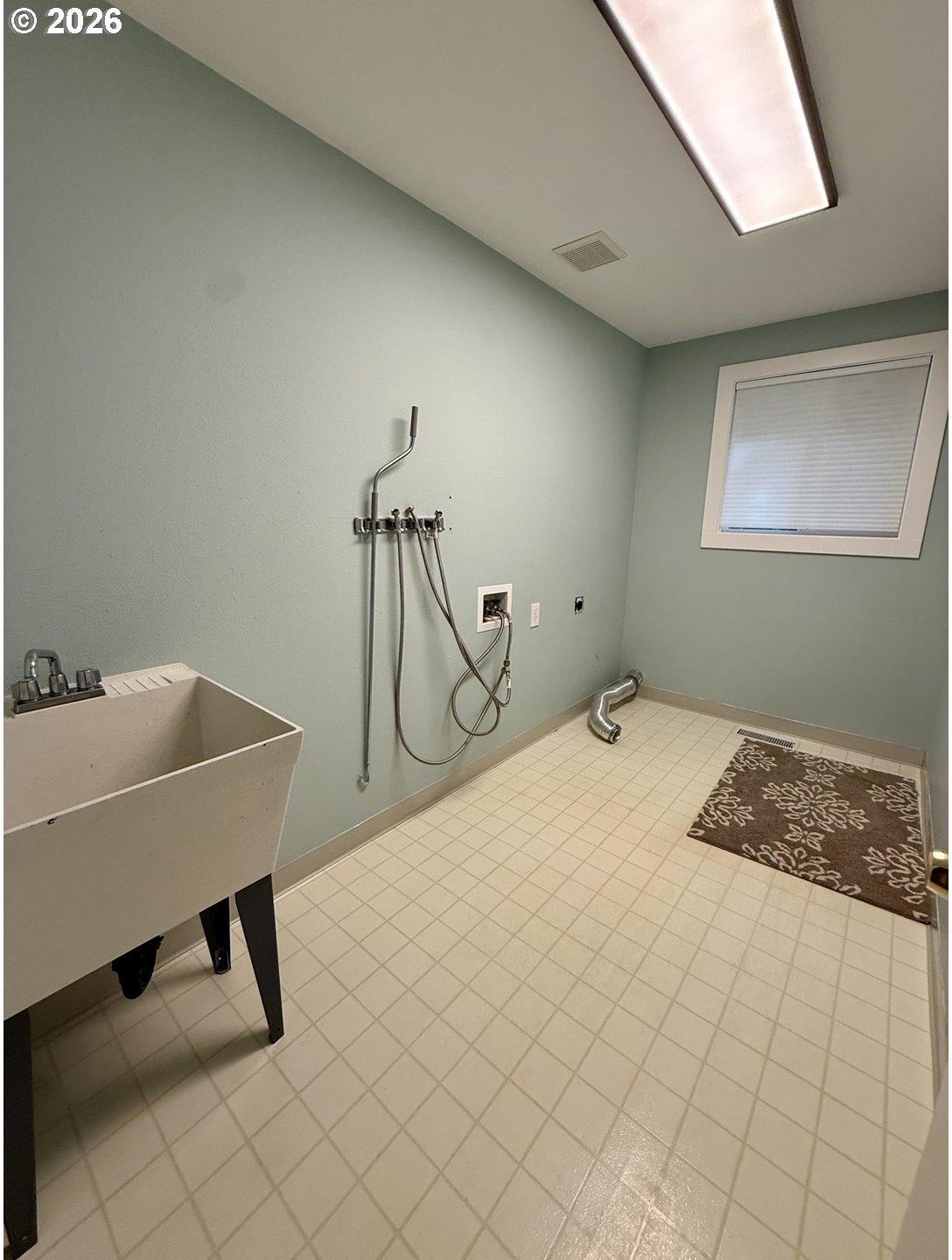37480 Dubarko Road Sandy, OR 97055 - Photo 17 of 23 Laundry