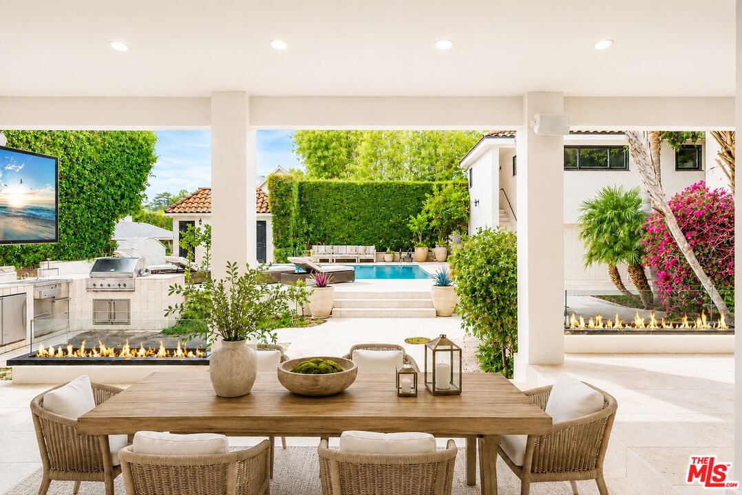 607 North Hillcrest Road Beverly Hills, CA 90210 - Photo 3 of 16