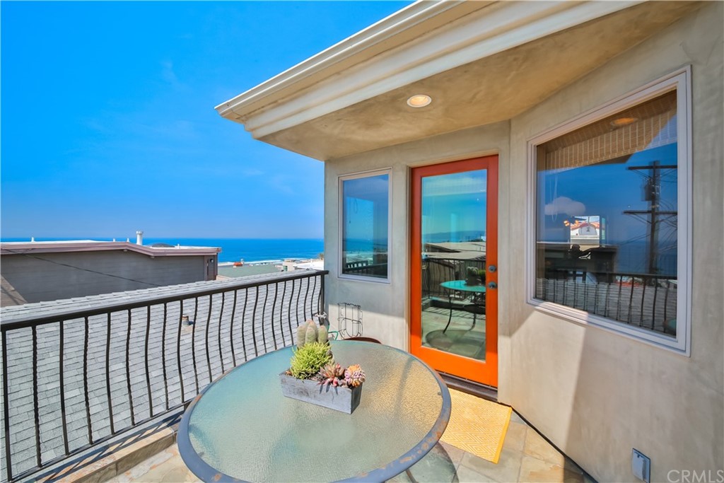329 21st Place Manhattan Beach, CA 90266 - Photo 15 of 18 a balcony with table and chairs