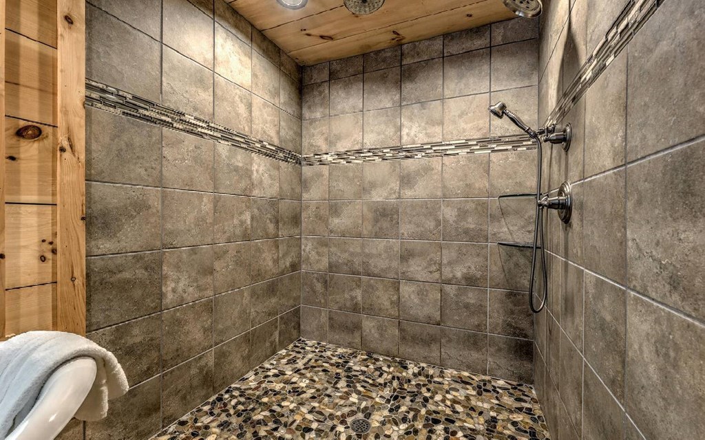 343 Muller Lane Ellijay, GA 30540 - Photo 22 of 35 a bathroom with a shower