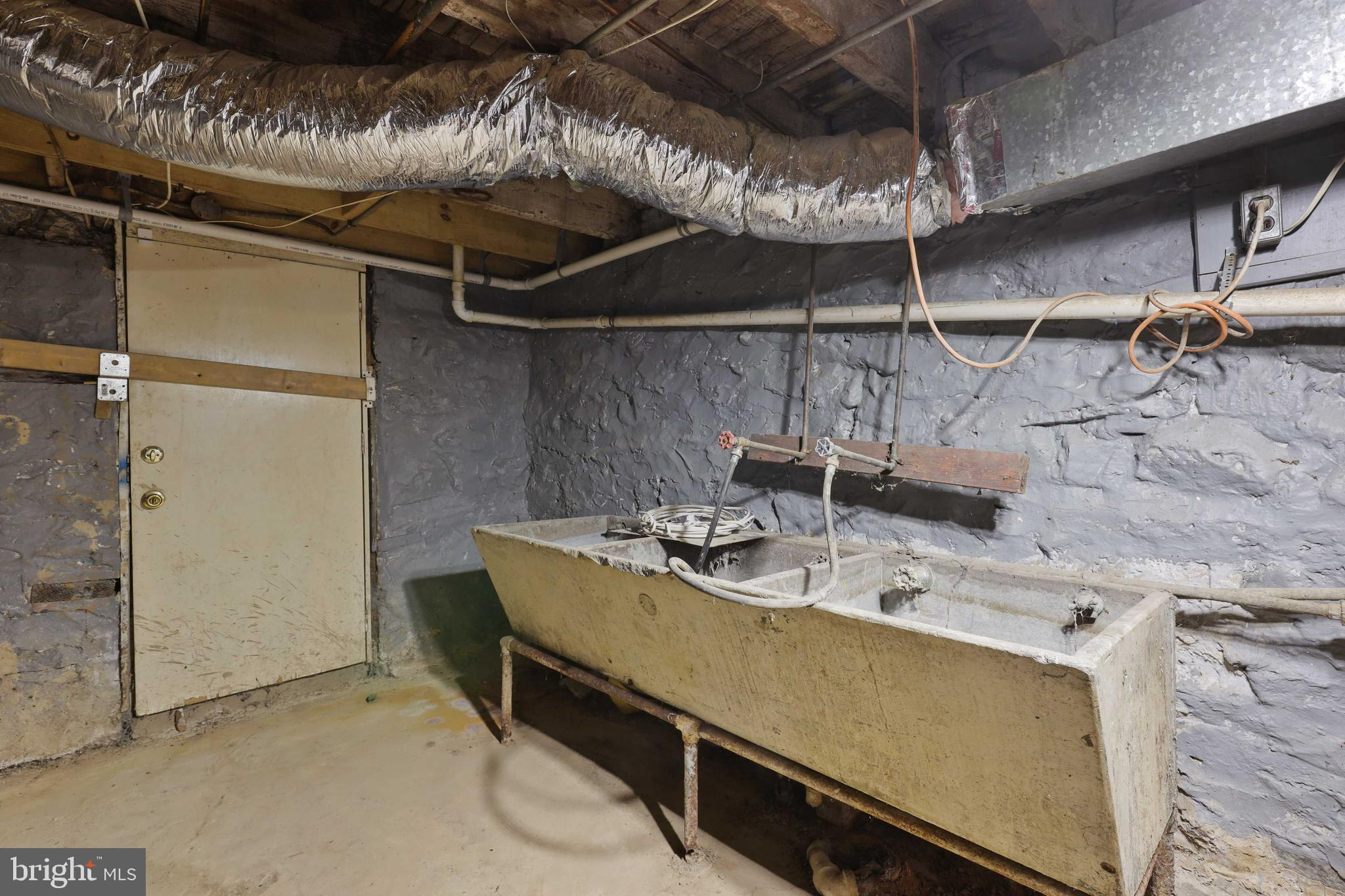 3955 Greenmount Avenue Baltimore, MD 21218 - Photo 24 of 42 Rear walk out and double stationary tub