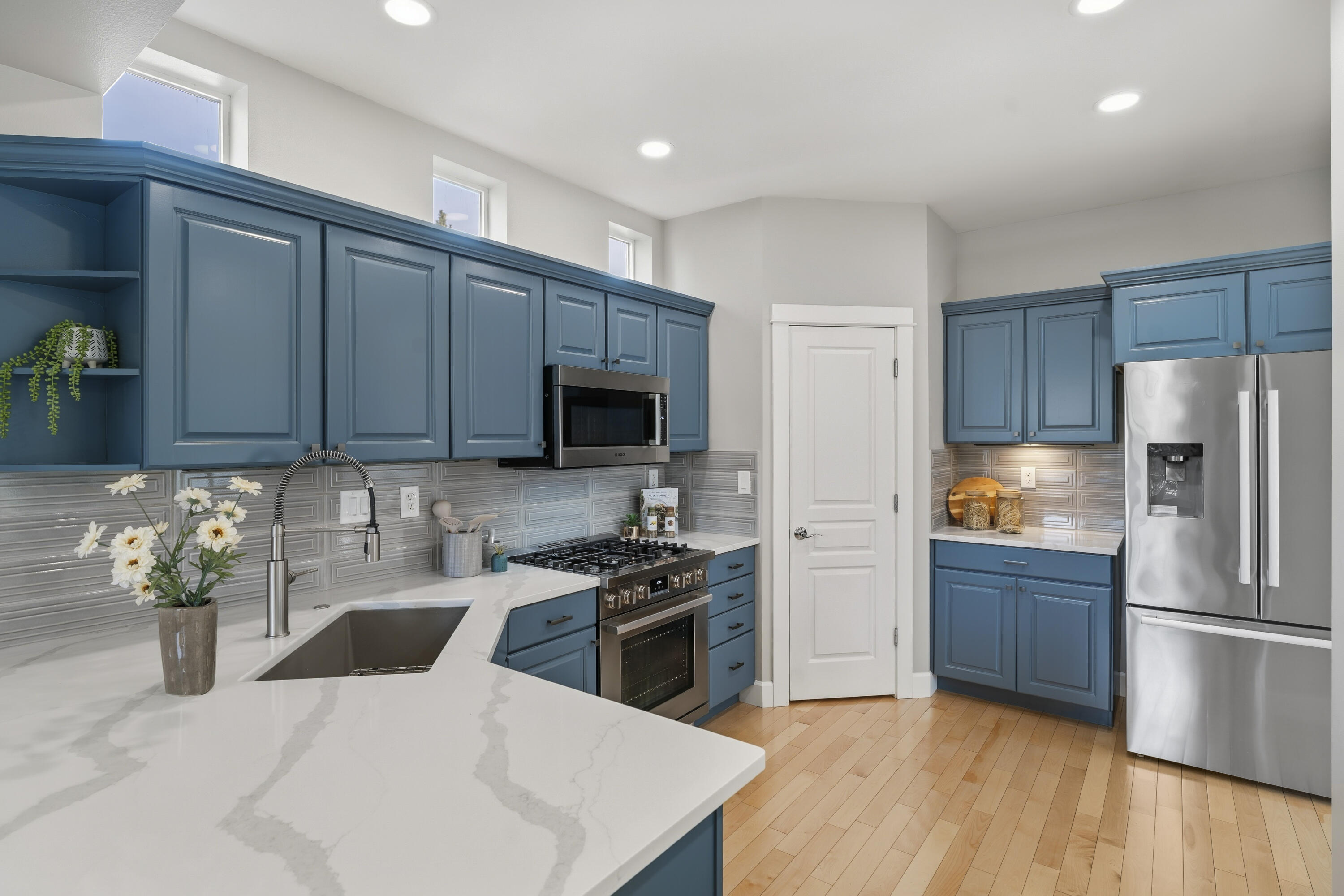 61425 Davis Lake Loop Bend, OR 97702 - Photo 1 of 51 31-Kitchen
