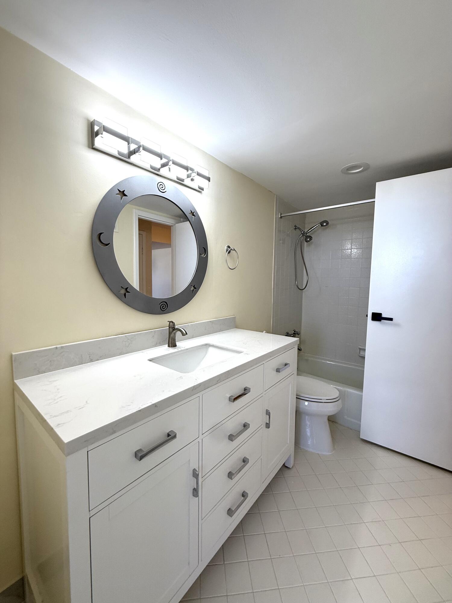 336 Golfview Road, Unit 905 North Palm Beach, FL 33408 - Photo 29 of 50 Guest Bathroom