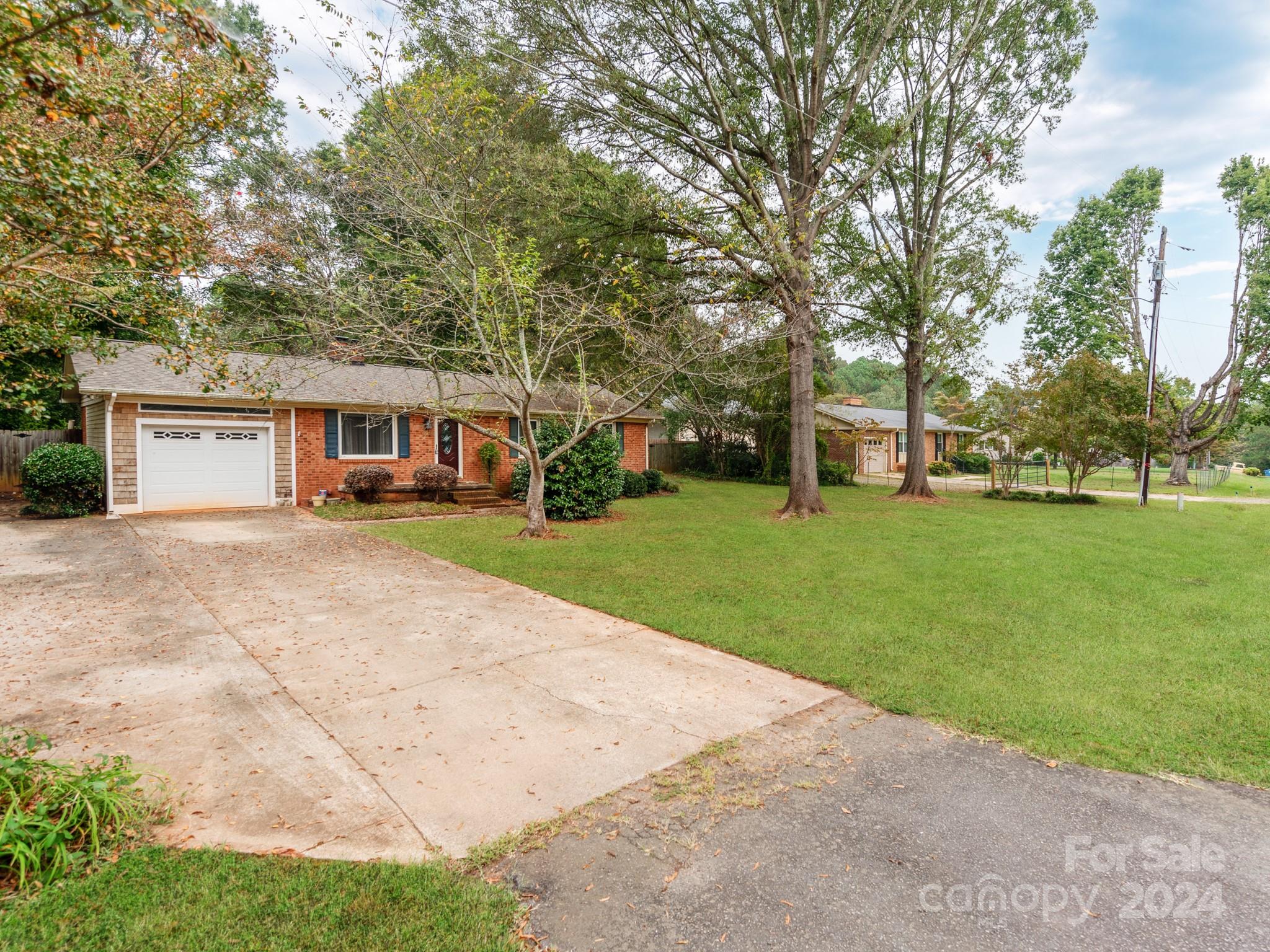 11214 Sudbury Road Davidson, NC 28036 - Photo 2 of 29 Gallery Image 2