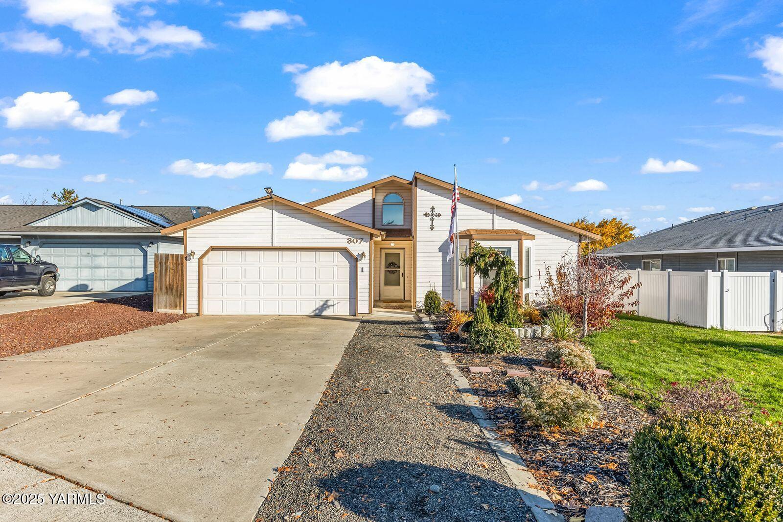 307 South 76th Avenue Yakima, WA 98908 - Photo 2 of 36 a front view of a house with garden