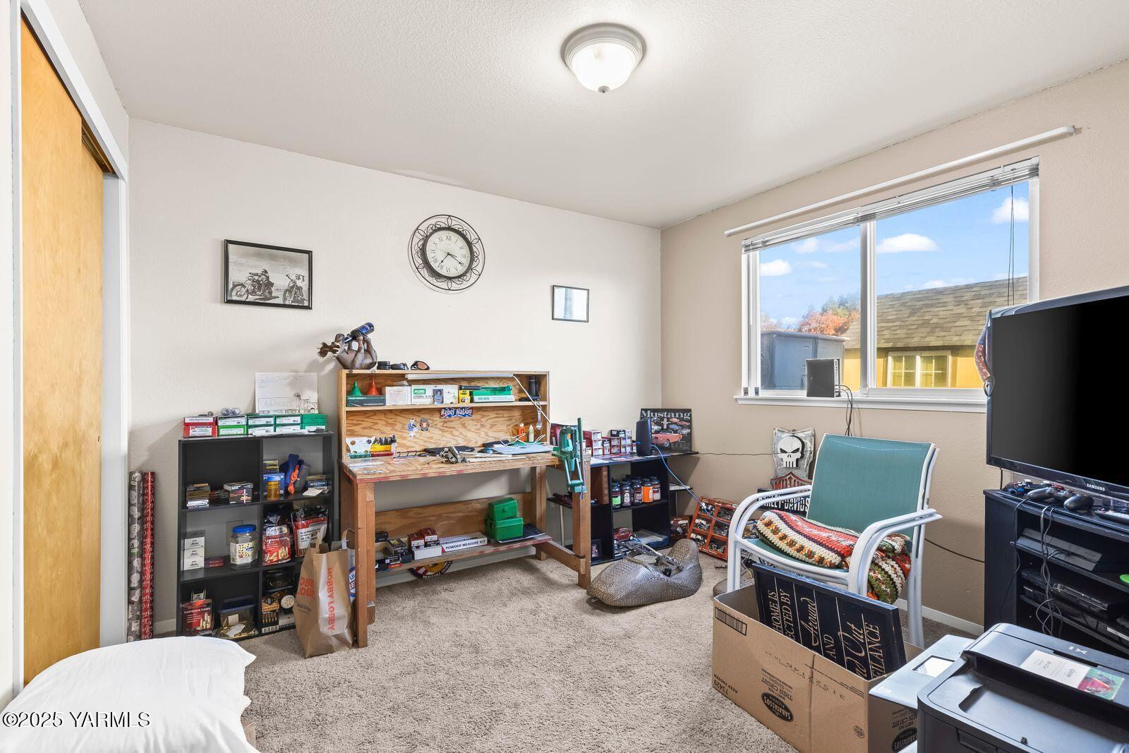 307 South 76th Avenue Yakima, WA 98908 - Photo 21 of 36 a living room with furniture and a flat screen tv