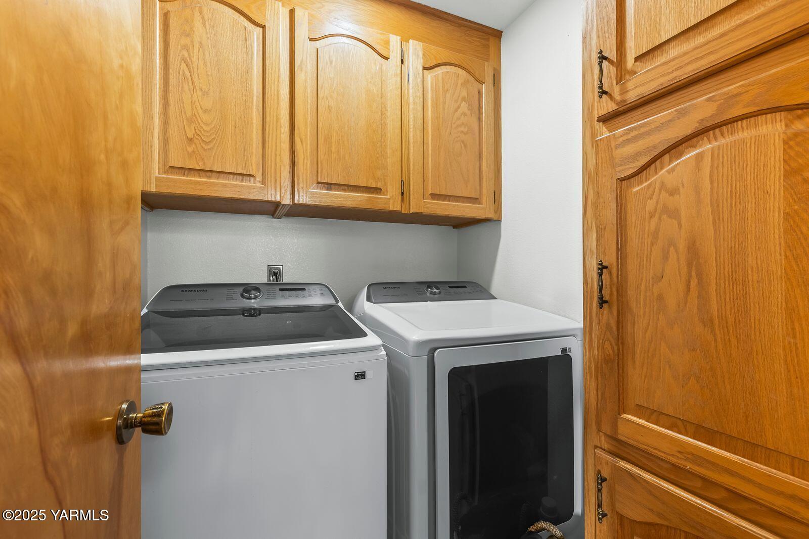 307 South 76th Avenue Yakima, WA 98908 - Photo 24 of 36 a utility room with dryer and washer