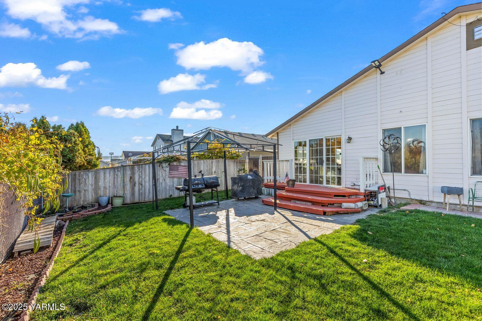 307 South 76th Avenue Yakima, WA 98908 - Photo 25 of 36 a garden view with a seating space