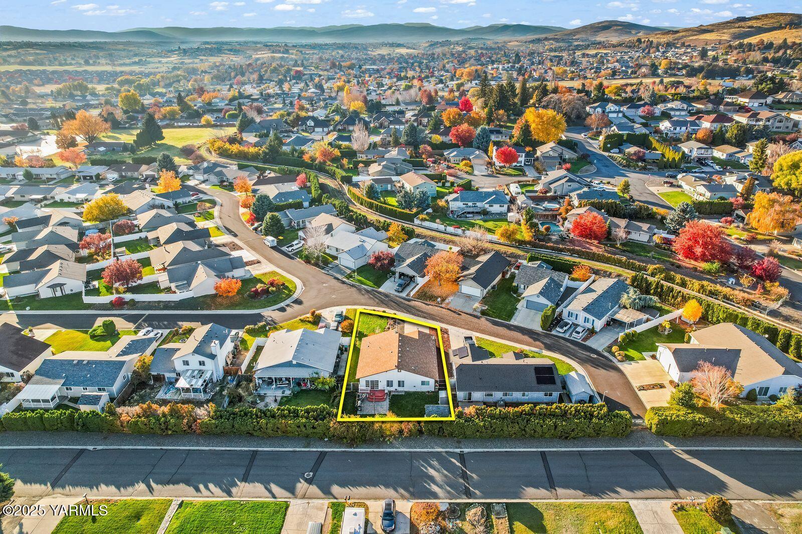 307 South 76th Avenue Yakima, WA 98908 - Photo 25 of 36 an aerial view of residential houses with outdoor space and lake view