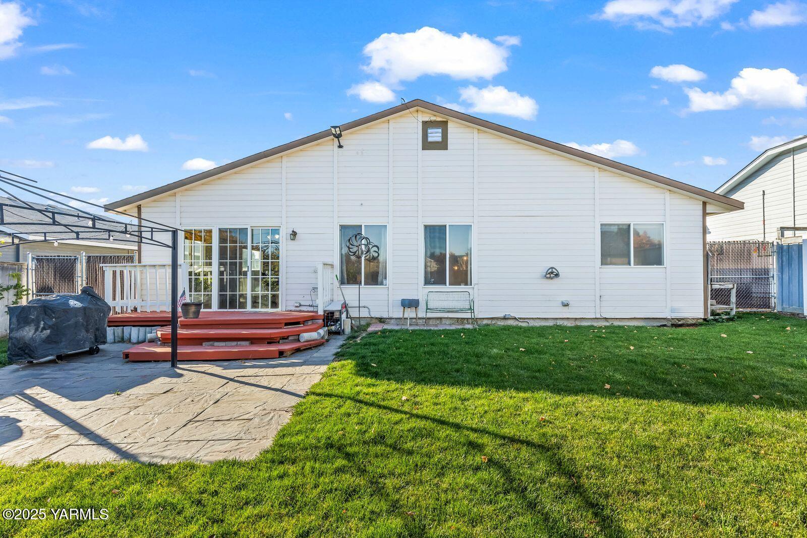 307 South 76th Avenue Yakima, WA 98908 - Photo 26 of 36 a front view of a house with a yard