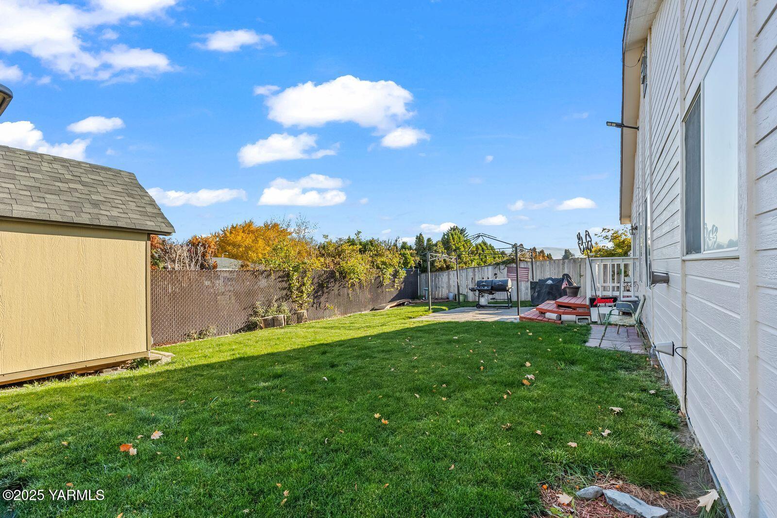 307 South 76th Avenue Yakima, WA 98908 - Photo 27 of 36 a view of a backyard