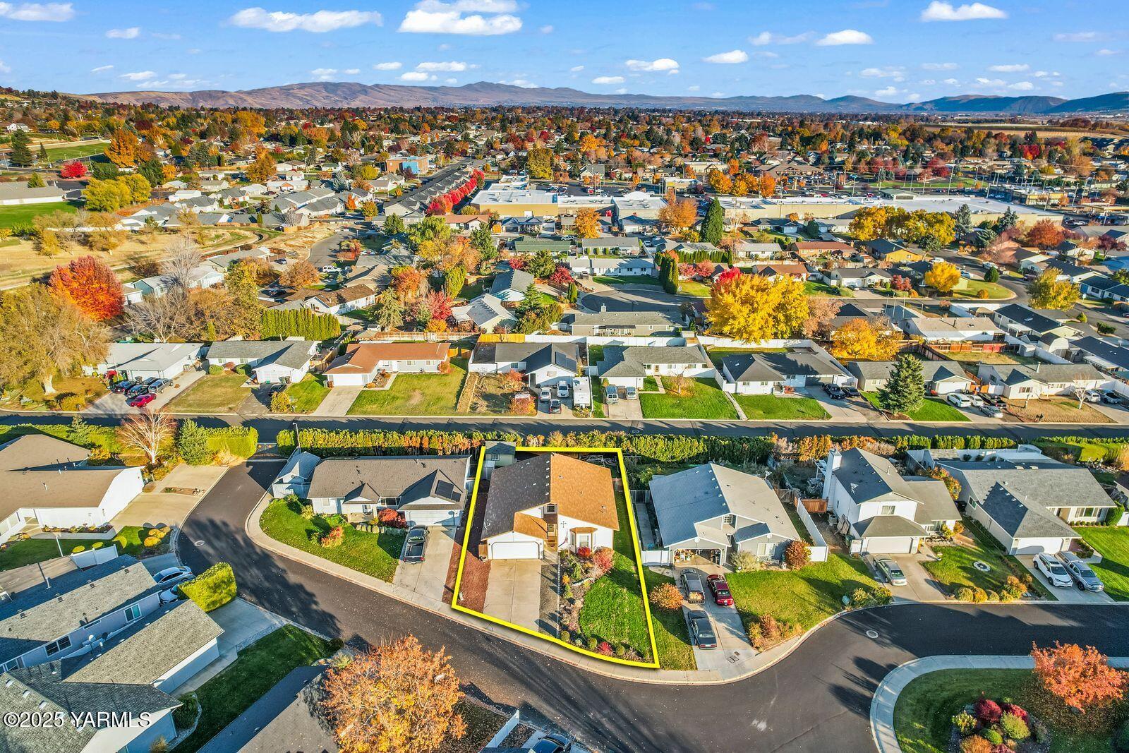 307 South 76th Avenue Yakima, WA 98908 - Photo 30 of 36 an aerial view of a balcony with chairs