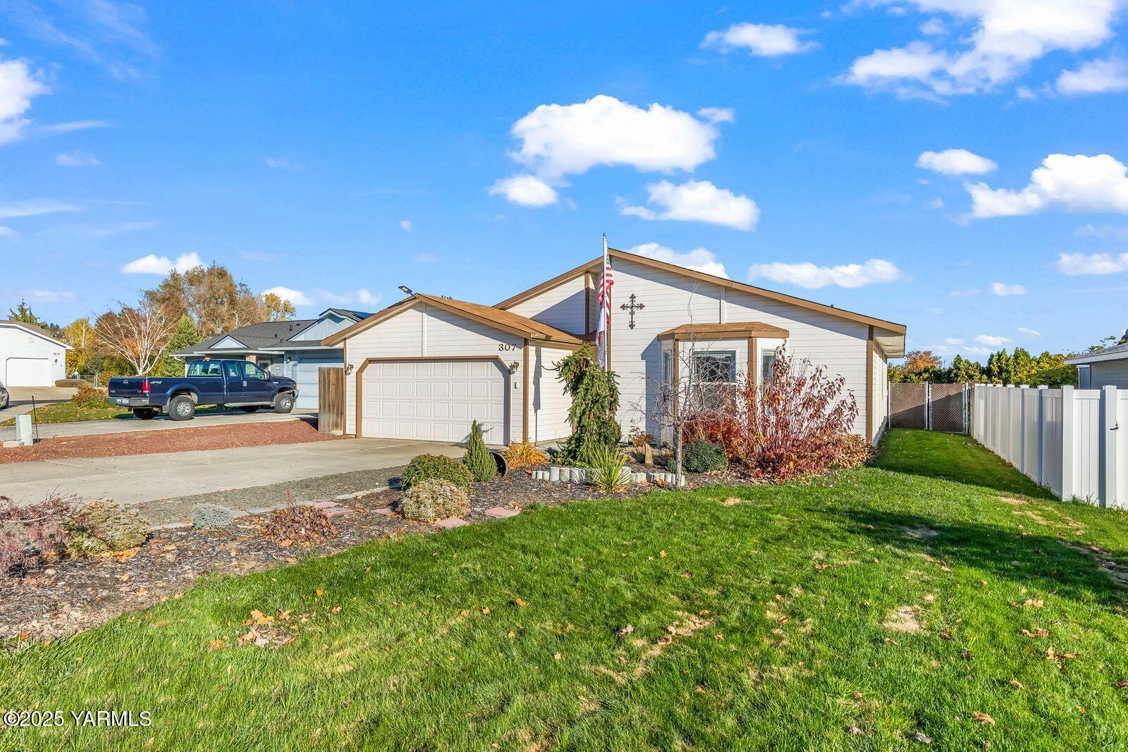 307 South 76th Avenue Yakima, WA 98908 - Photo 30 of 36 a view of a house with backyard and sitting area