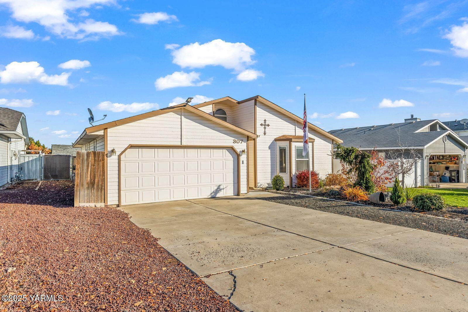 307 South 76th Avenue Yakima, WA 98908 - Photo 31 of 36 a view of a house with a yard