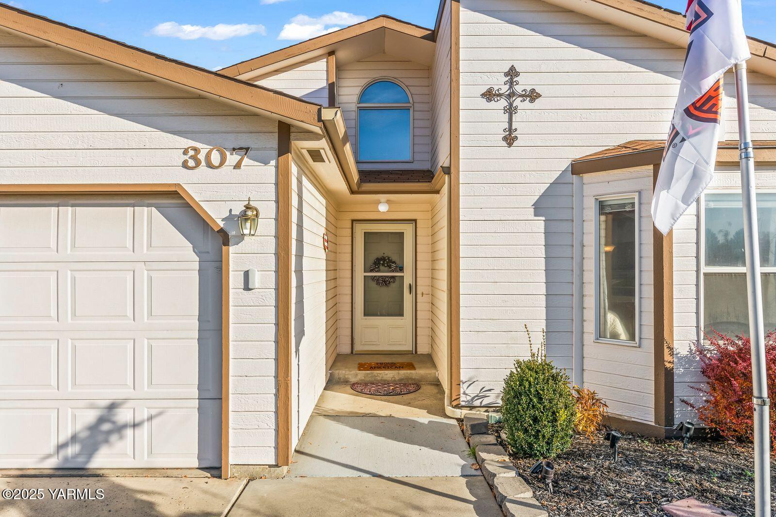 307 South 76th Avenue Yakima, WA 98908 - Photo 32 of 36 a front view of a house with a porch
