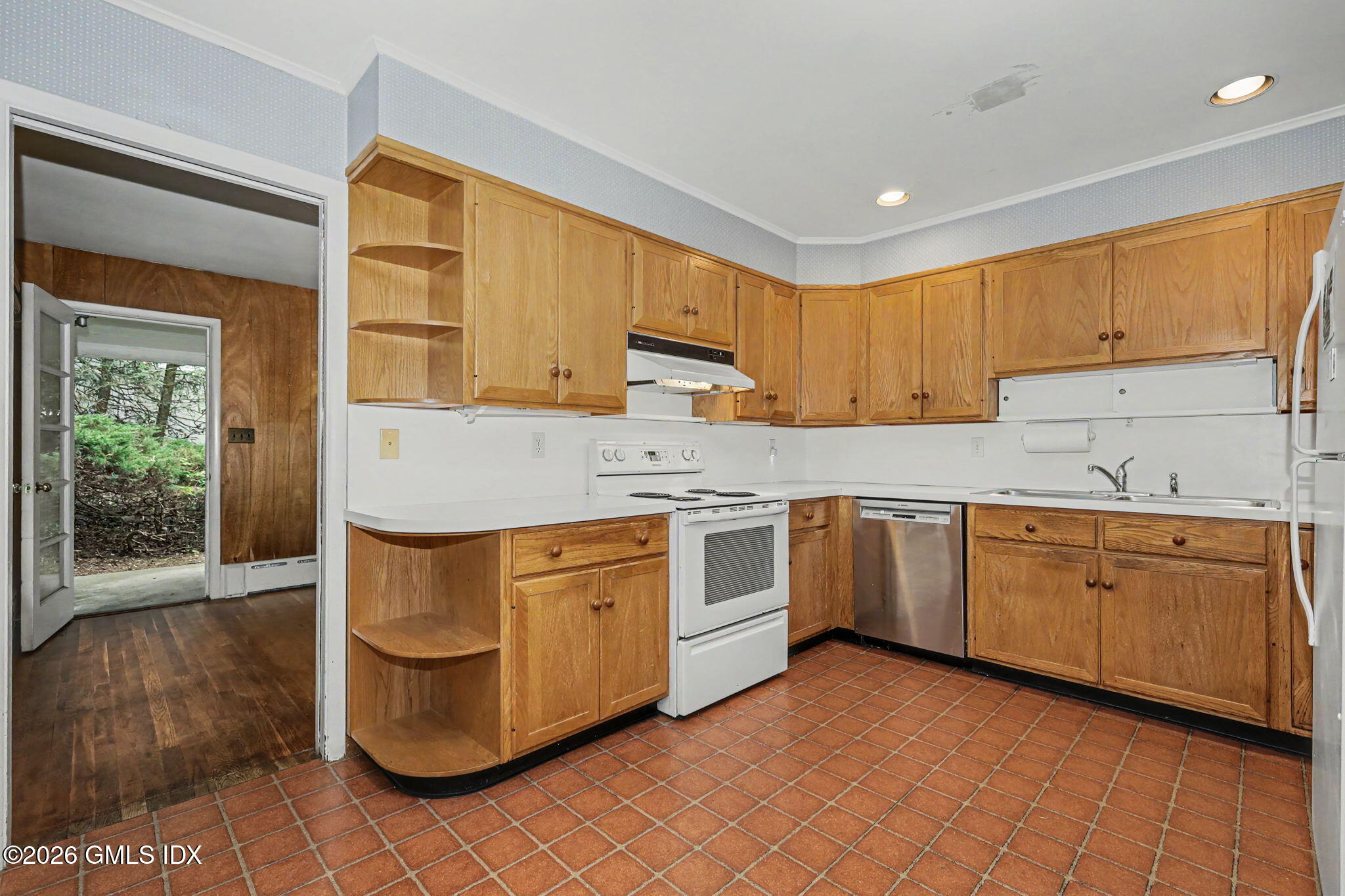 15 Lakeview Drive Riverside, CT 06878 - Photo 9 of 16 21-web-or-mls-15-lakeview-dr