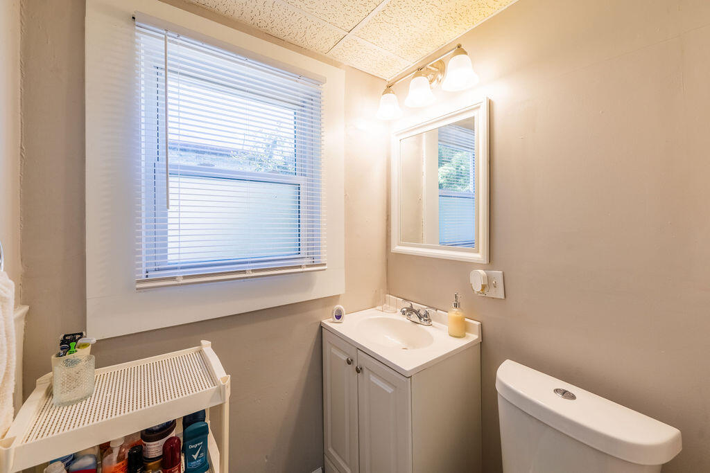1614 St Clair Street Racine, WI 53402 - Photo 7 of 19 Bathroom