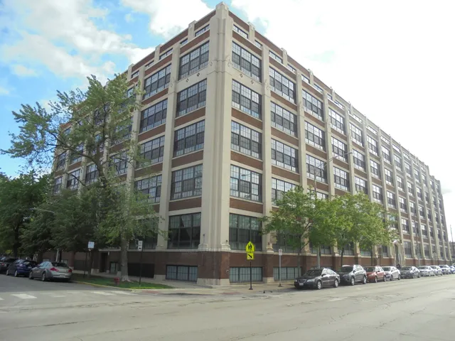 $2,395 | 3963 West Belmont Avenue, Unit 219, Chicago, IL 60618
