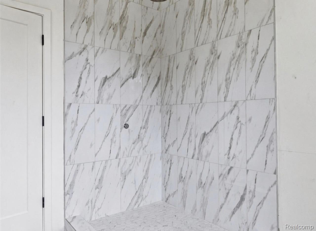 11810 Scenic Valley Road Davisburg, MI 48350 - Photo 25 of 46 Bathroom featuring a tile shower