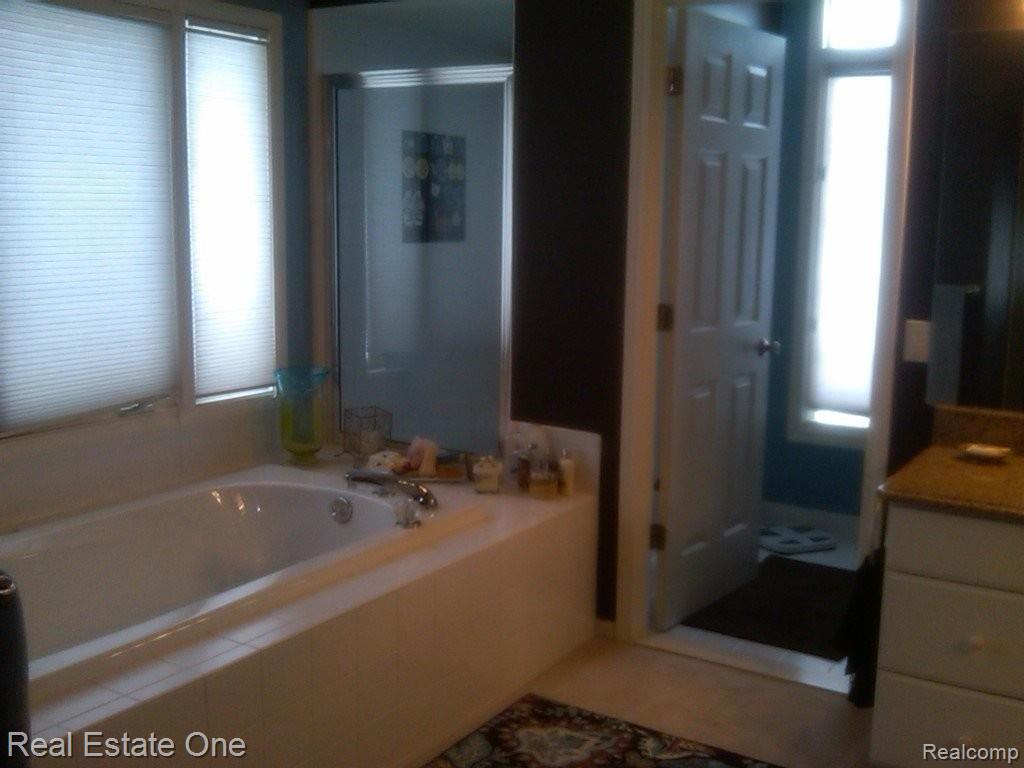 1372 Kentfield Drive Rochester, MI 48307 - Photo 17 of 23 Master Bath Tub and Sep Shower