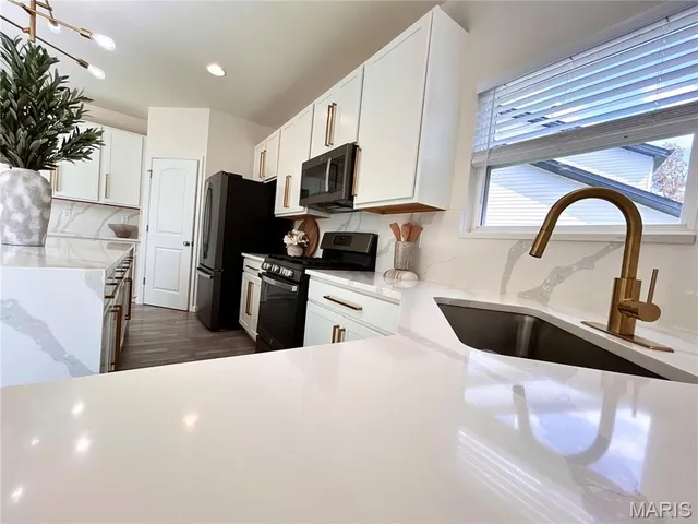 $590,000 | 7474 Shadow Point Drive, St. Louis, MO 63129