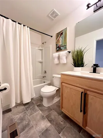 $590,000 | 7474 Shadow Point Drive, St. Louis, MO 63129