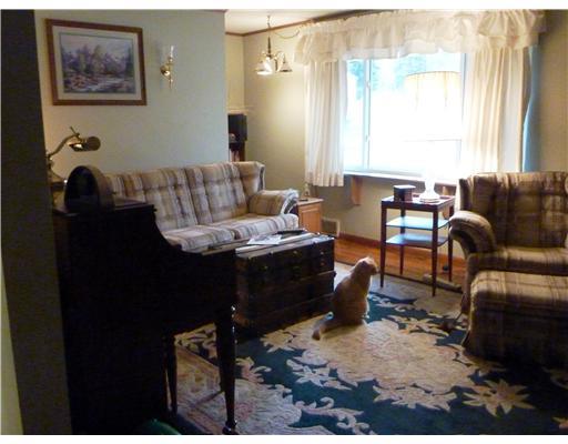 722 Bell Point Road Apollo, PA 15613 - Photo 3 of 12 Living Room.
