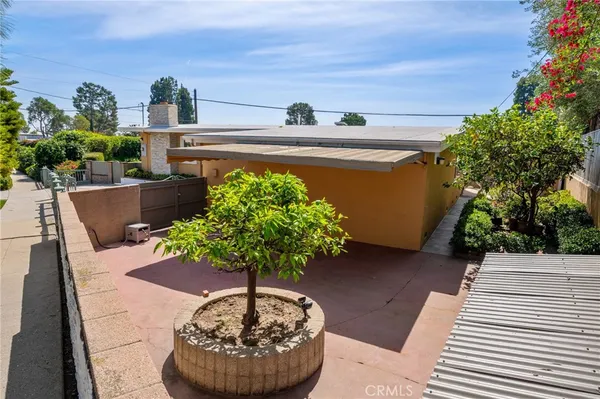 a view of yard with green space