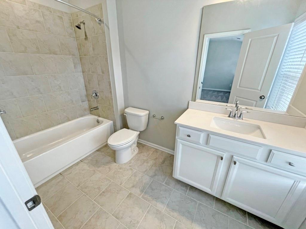 4129 Townsend Lane Dunwoody, GA 30346 - Photo 28 of 38 a bathroom with a sink a toilet and a bathtub