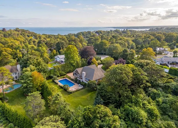 $2,995,000 | 10 Peconic View Court, Southampton, NY 11968