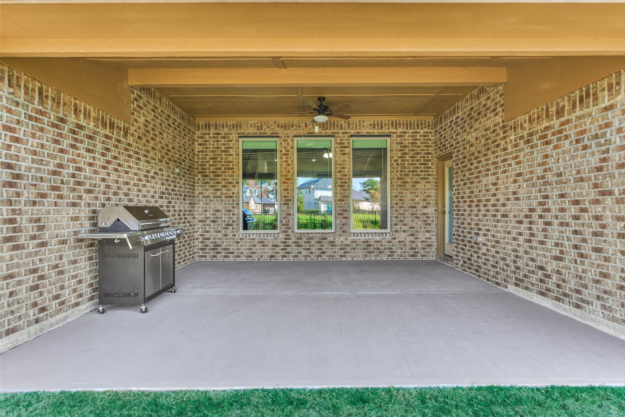 10660 Red Tail Place Conroe, TX 77385 - Photo 41 of 50 a view of a terrace with a garden