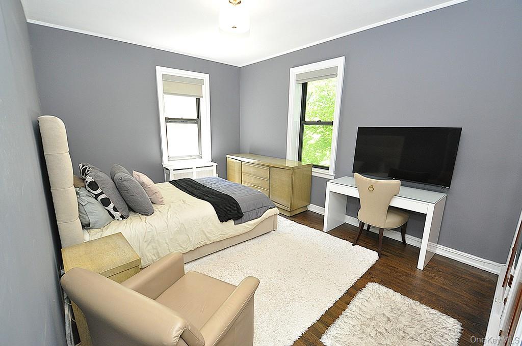 143 Garth Road, Unit 4P Scarsdale, NY 10583 - Photo 21 of 44 Corner Bedroom overlooks Garth Woods and Has two large closets.