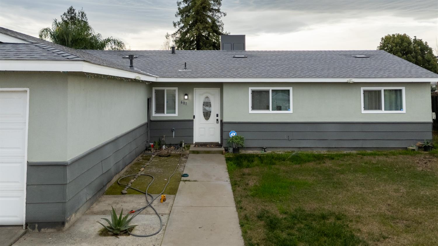 601 Summit Court Modesto, CA 95357 - Photo 4 of 17 a front view of a house with garden
