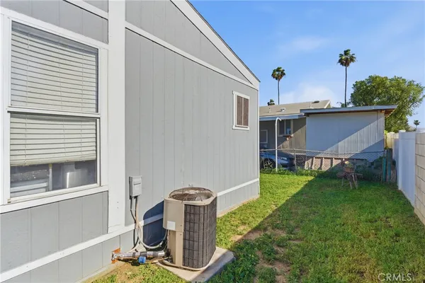 a view of a house with backyard