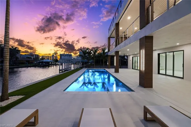 a view of a swimming pool with seating space