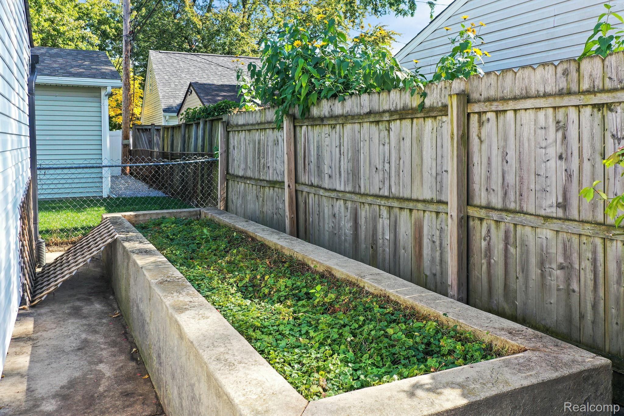 1009 Cambridge Road Berkley, MI 48072 - Photo 24 of 25 Raised Garden Beds.jpg