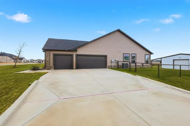 a view of a house with backyard and garden