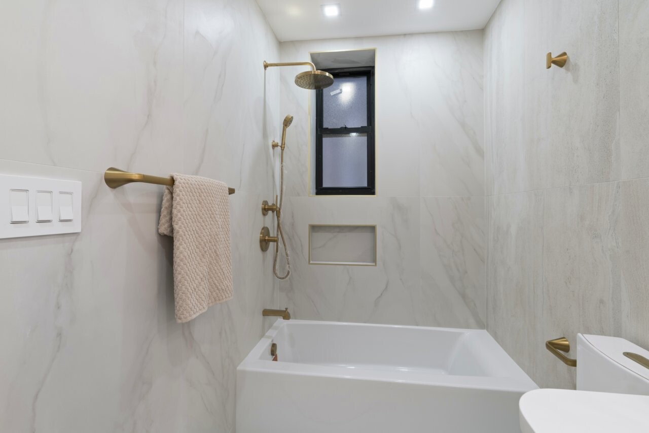 1109 Hancock Street Brooklyn, NY 11221 - Photo 20 of 30 a bathroom with a bathtub