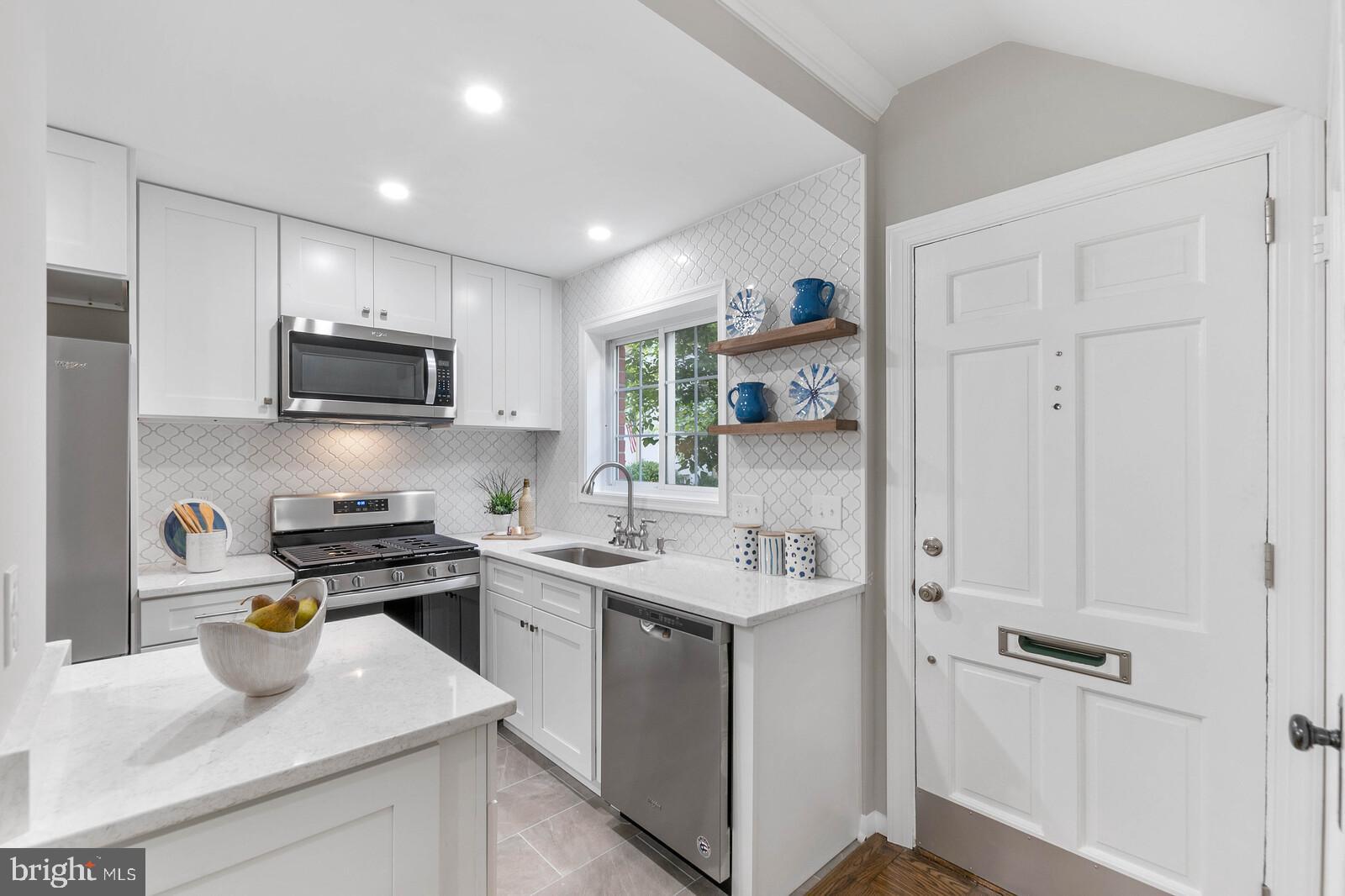 3372 Gunston Road Alexandria, VA 22302 - Photo 7 of 29