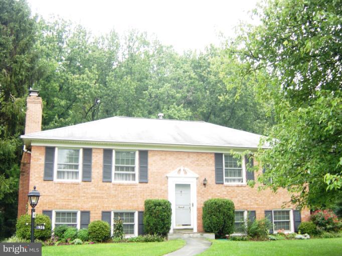 1926 Foxhall Road McLean, VA 22101 - Photo 8 of 13 Gorgeous Brick Home Backing to Parkland
