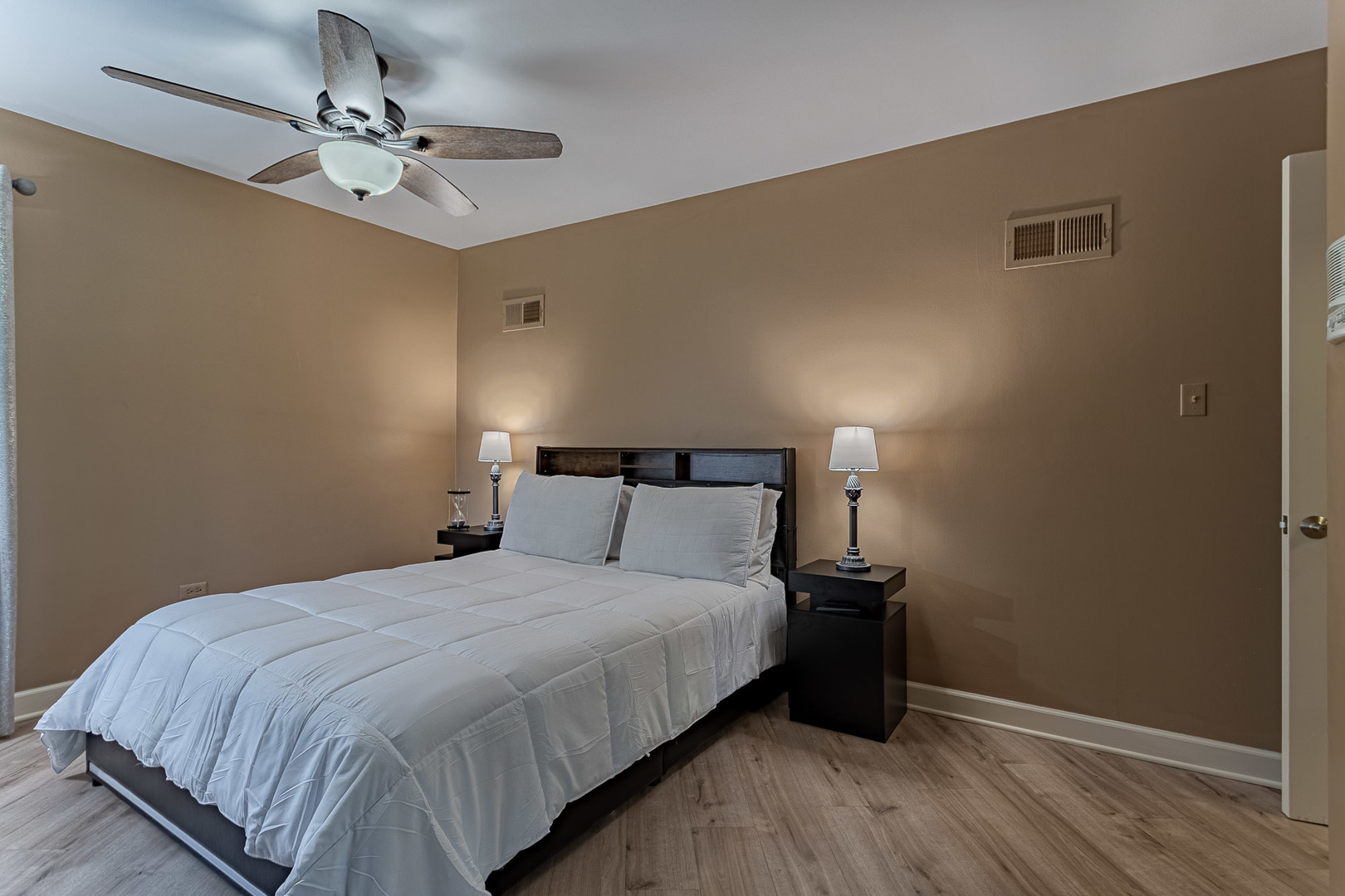 711 Greenview Road Itasca, IL 60143 - Photo 15 of 36 a bedroom with a bed and a lamp