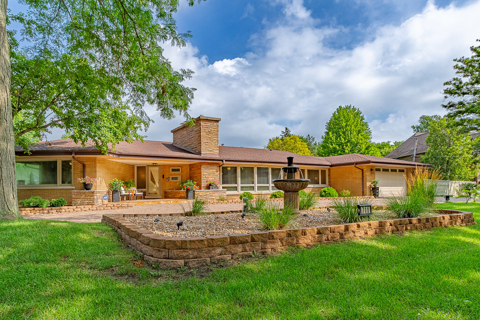 711 Greenview Road Itasca, IL 60143 - Photo 2 of 36 a front view of house with yard and green space