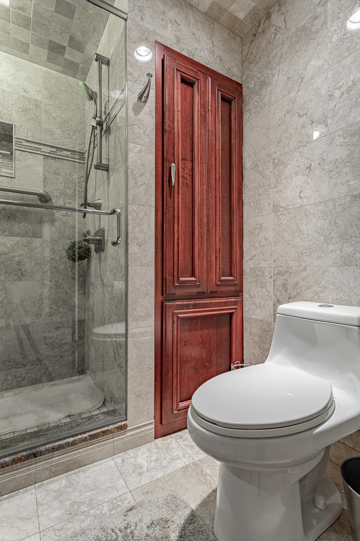 711 Greenview Road Itasca, IL 60143 - Photo 21 of 36 a bathroom with a toilet and a shower