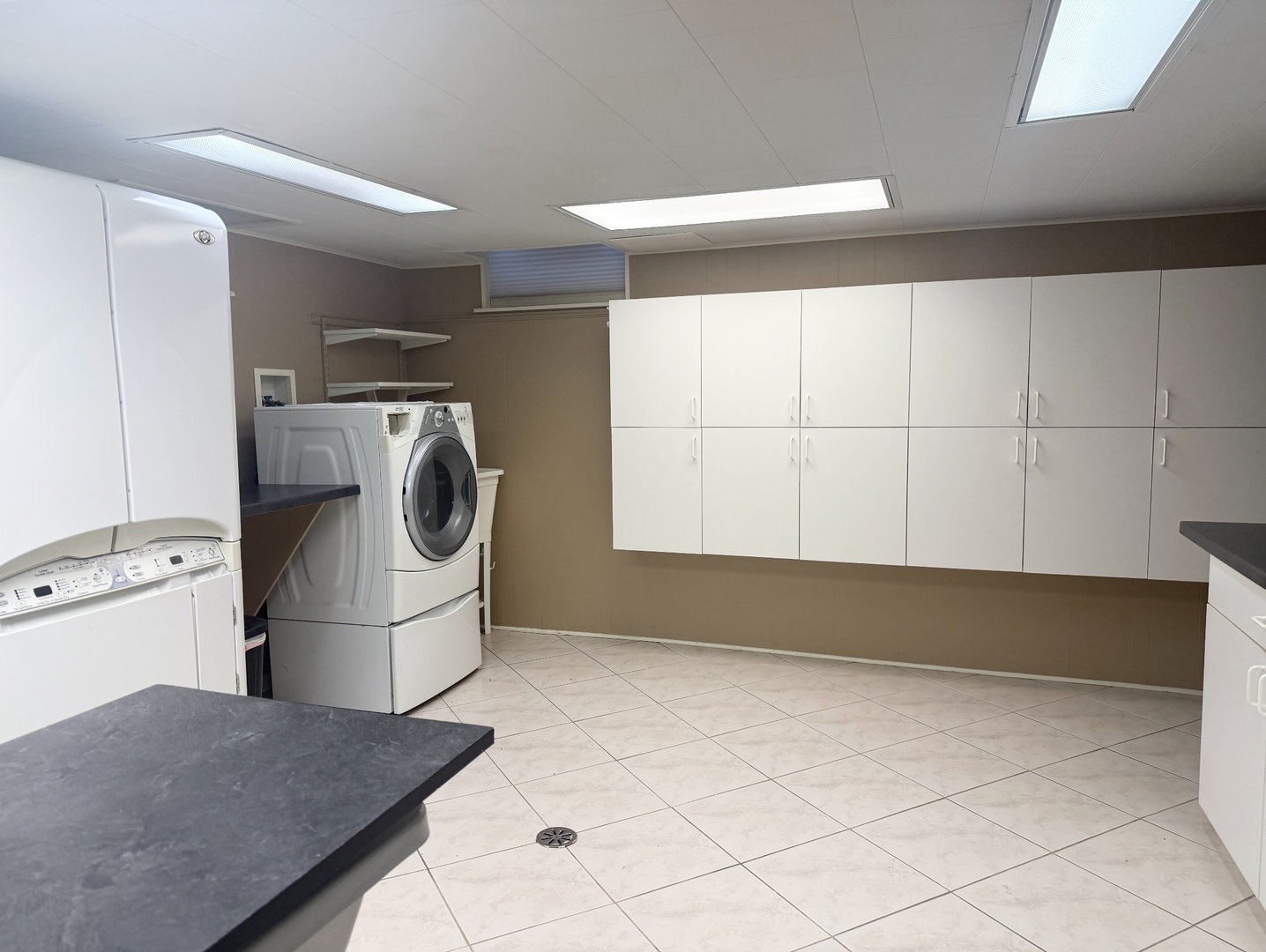 711 Greenview Road Itasca, IL 60143 - Photo 23 of 36 a utility room with dryer and washer